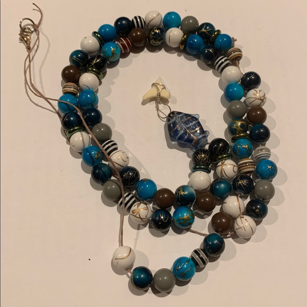 Vintage glass and plastic beads w glass fish, shark tooth pendant 40” necklace - Picture 3 of 4